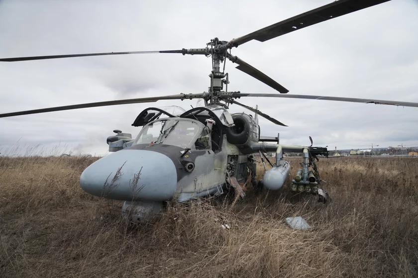 Zestrzelony rosyjski śmigłowiec Ka-52 z widoczną literą V, 24 lutego 2022 r. (Fot. Efrem Lukatsky / AP Photo)