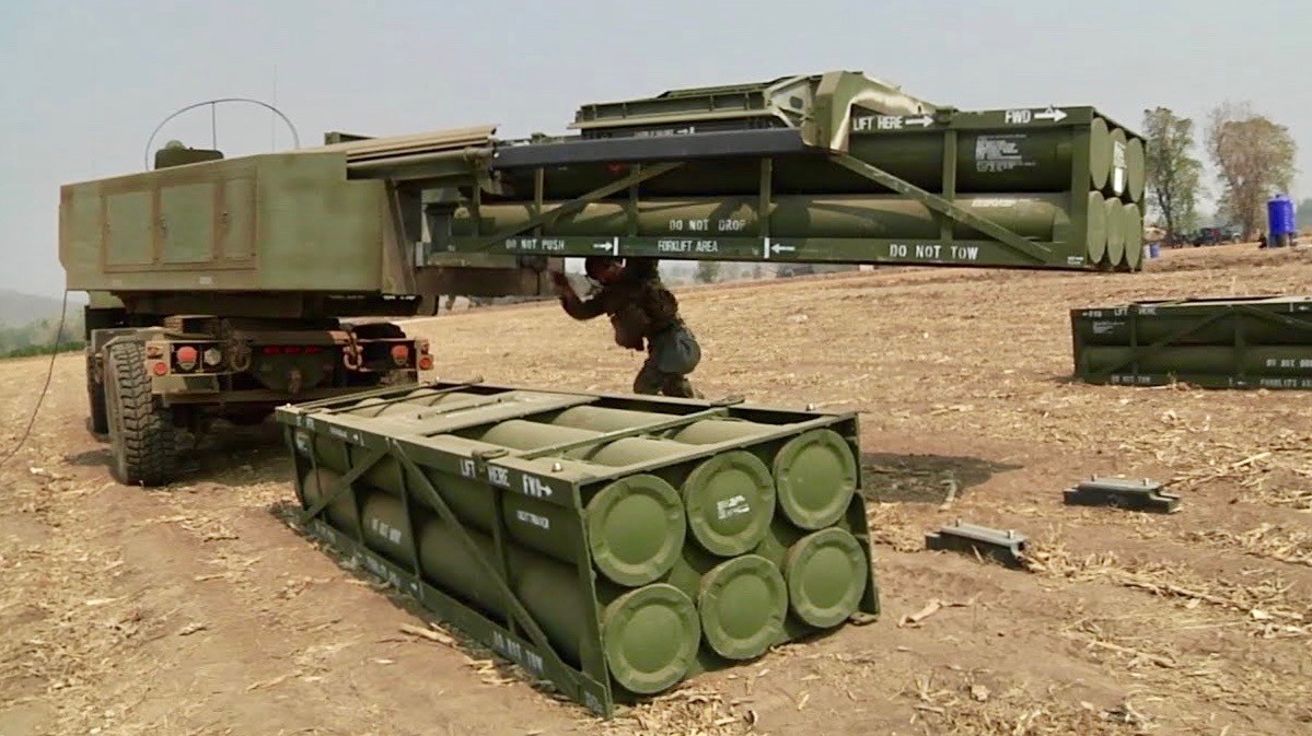 Załadunek wyrzutni HIMARS. Fot.DoD